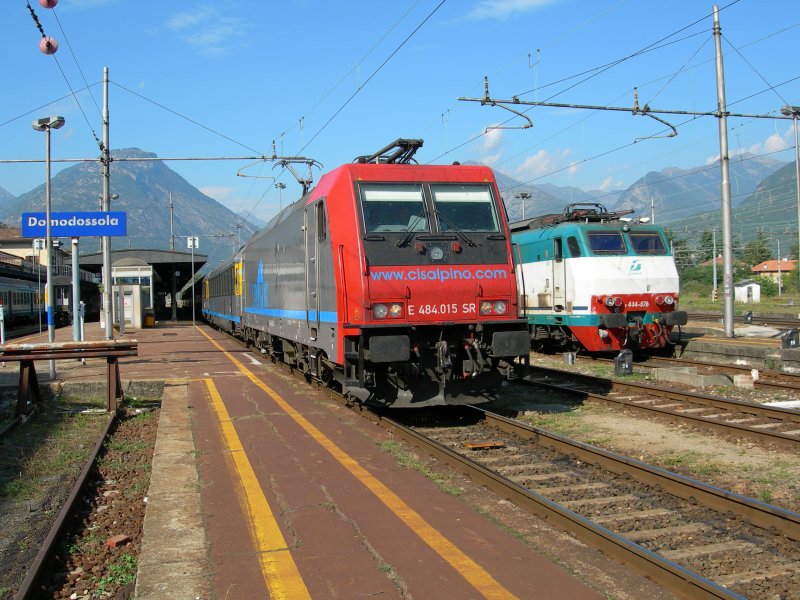 Re 484 015-3 mit EC nach Milano in Domosossola am 10. Sept. 2007. 