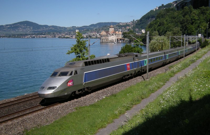 TGV Lyria von Paris nach Brig beim Chteau de Chillon am 3. August 2008.
