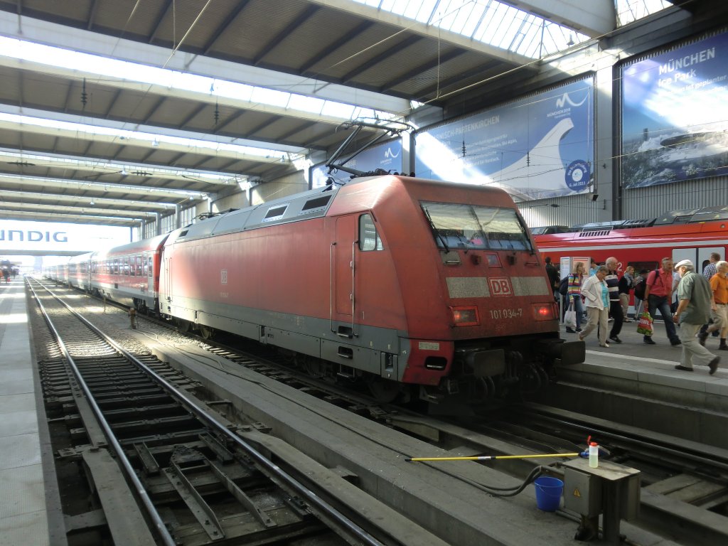 101 034-7 am 24. April 2011 im M�nchner Hauptbahnhof.