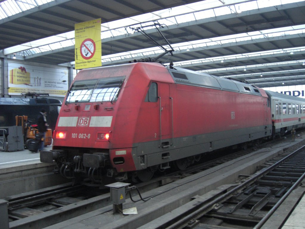 101 062-8 am 5. Januar 2007 kurz vor Abfahrt aus dem M�nchner Hauptbahnhof.