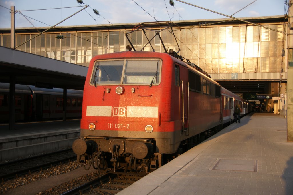 111 021-2 am 25. April 2011 in der Abendsonne im Aussenbereich des
M�nchner Hauptbahnhofes.
