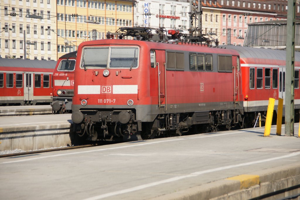 111 071-7 im Aussenbereich des M�nchner Hauptbahnhofes am 25. April 2011.