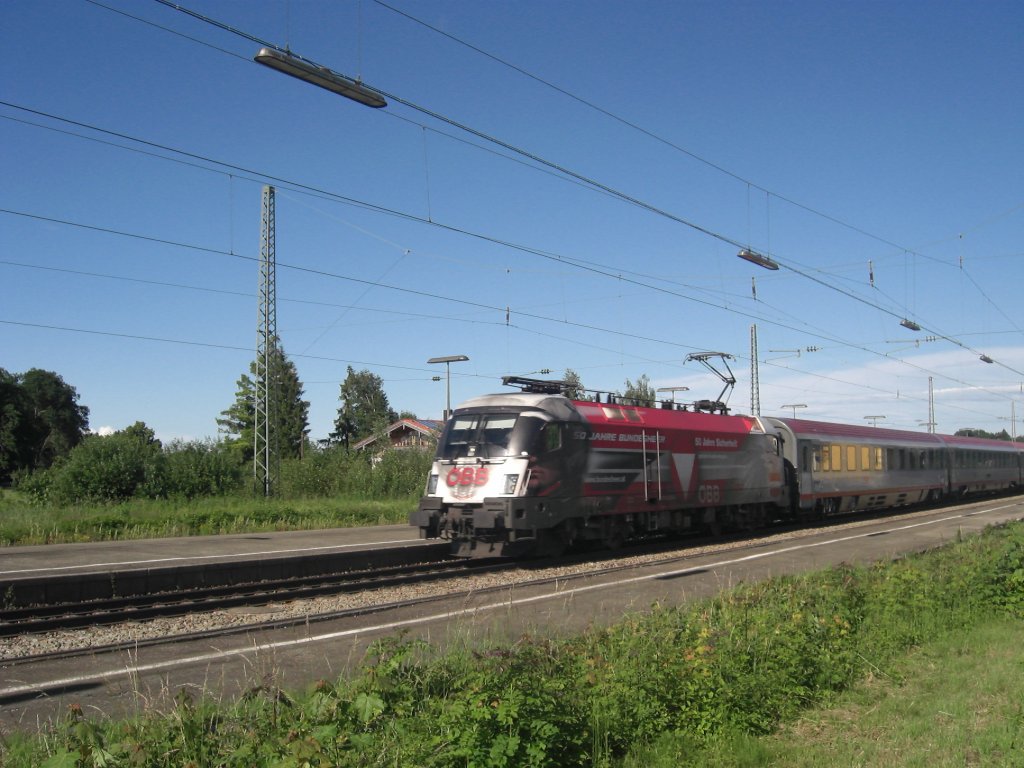1116 246-8  Bundesheer-Stier  bei der Durchfahrt des Bahnhofs von
�bersee in Richtung M�nchen.