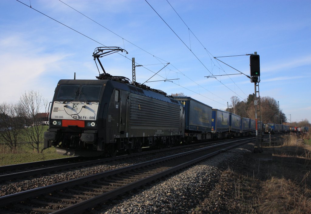 189 986 von  MRCE  auf dem Weg nach Salzburg, am 8. M�rz 2013 bei Bernau am Chiemsee.