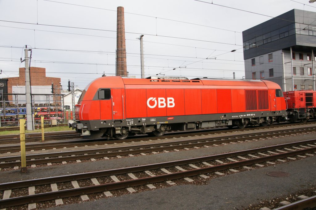 2016 067-8 w�hrend einer Rangierfahrt am 20. Juni 2011 in bahnhof von Linz.