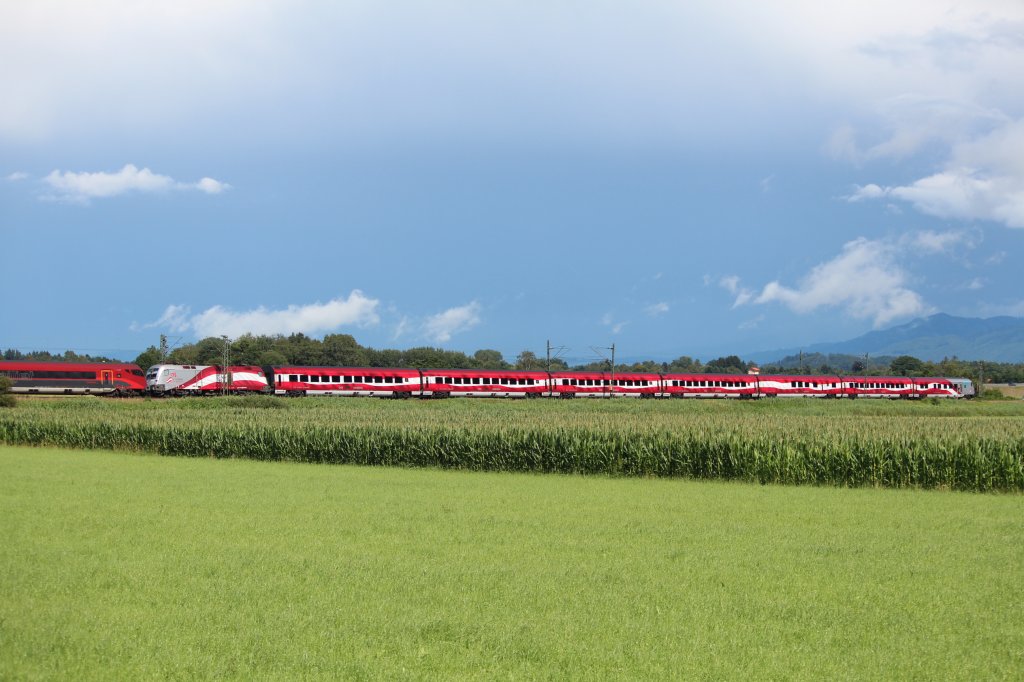 Am 15. Juli 2012 erwischten wir den  175 Jahre �BB  Railjet auf dem Weg nach Salzburg, kurz vor Bernau am Chiemsee.
