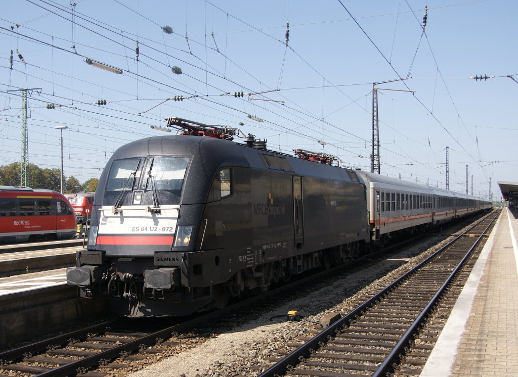 Am 23. August 2011 steht der  IC K�nigssee  mit der Lok ES 64 U2 - 072 im Augsburger Bahnhof.