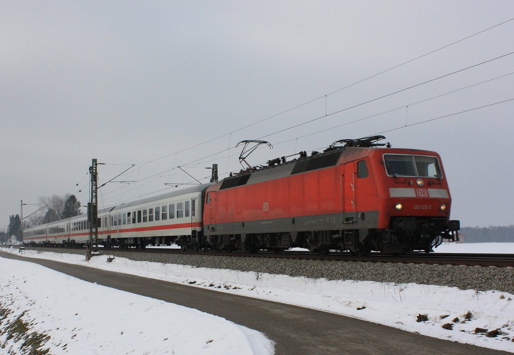 Am 26. Januar 2012 zog 120 125-0 den  IC K�nigssee  kurz vor �bersee am Chiemsee in Richtung Berchtesgaden.