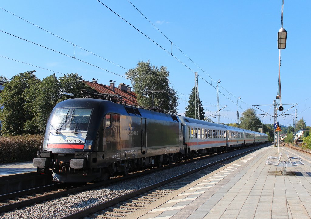 Der  IC K�nigssee  mit ES 64 U2-061 am 10. September 2012, bei der Einfahrt in den Bahnhof von Prien am Chiemsee.