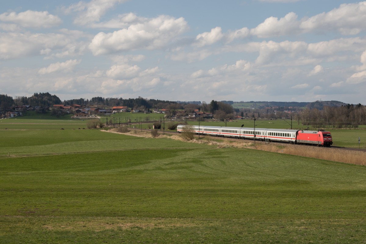 101 001-6 mit dem  IC K�nigssee  am 12. April 2015 kurz vor Bernau am Chiemsee.