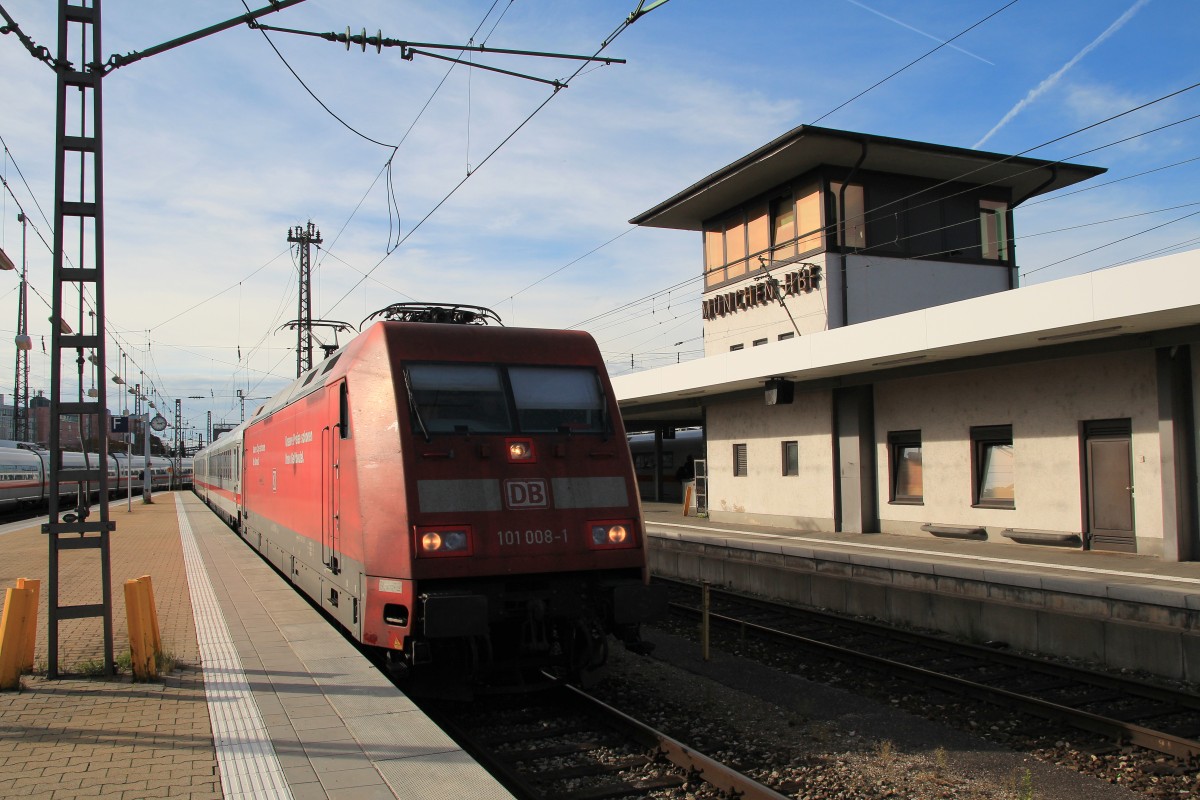 101 008-1 bei der Einfahrt in den M�nchner Hauptbahnhof am 21. Oktober 2013.