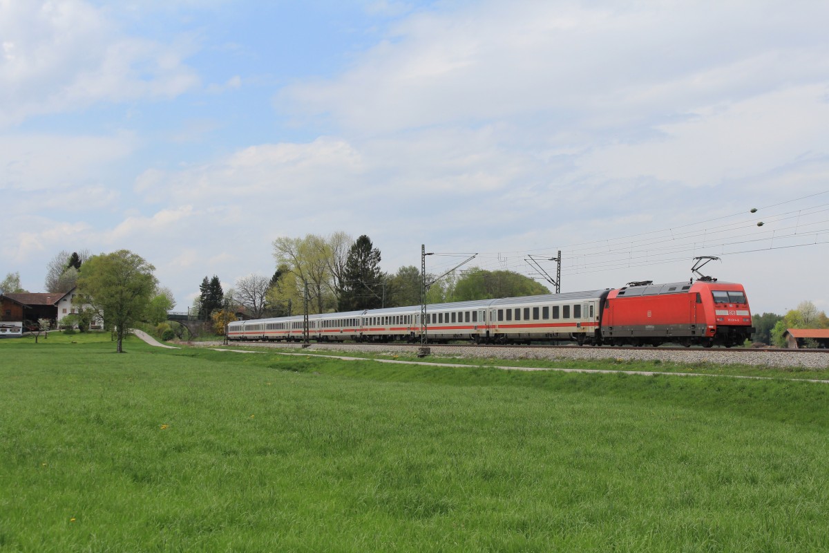101 014-9 war am 27. April 2013 bei �bersee in Richtung Salzburg unterwegs.