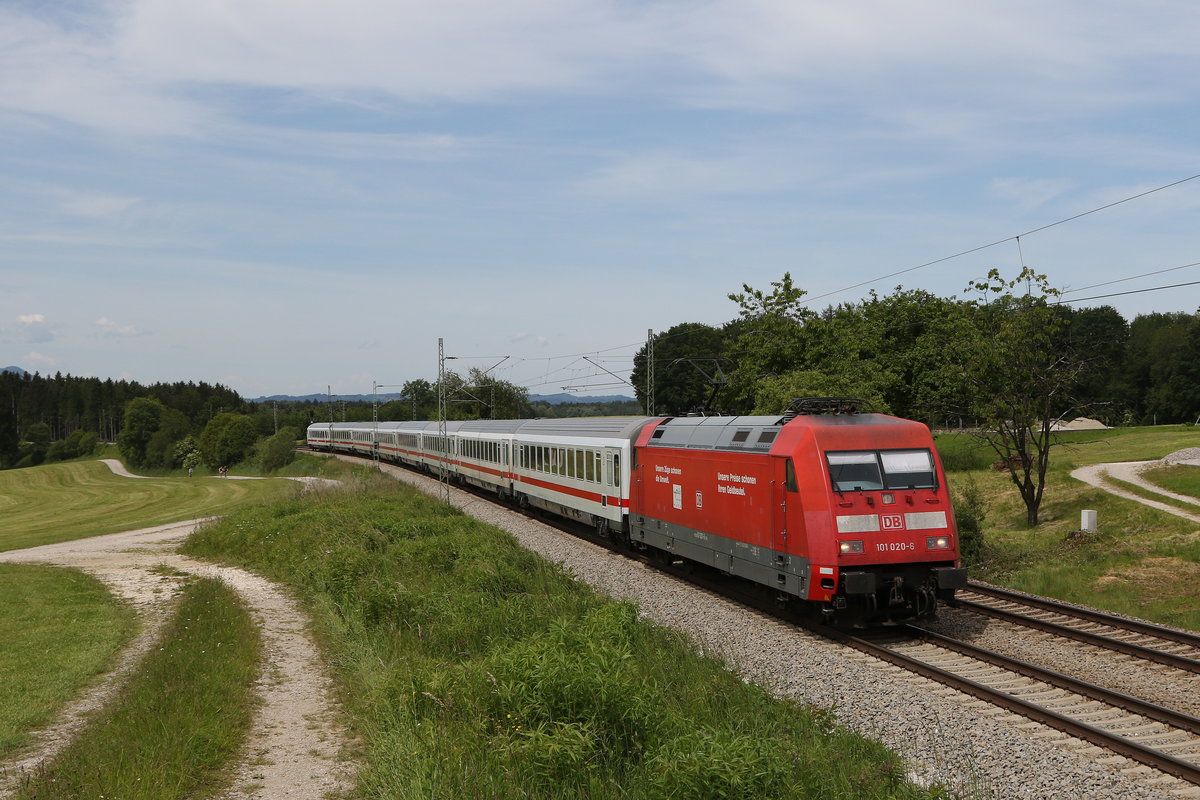 101 020 war mit einem  EC  am 3. Juni 2020 bei Grabenst�tt in Richtung Salzburg unterwegs.