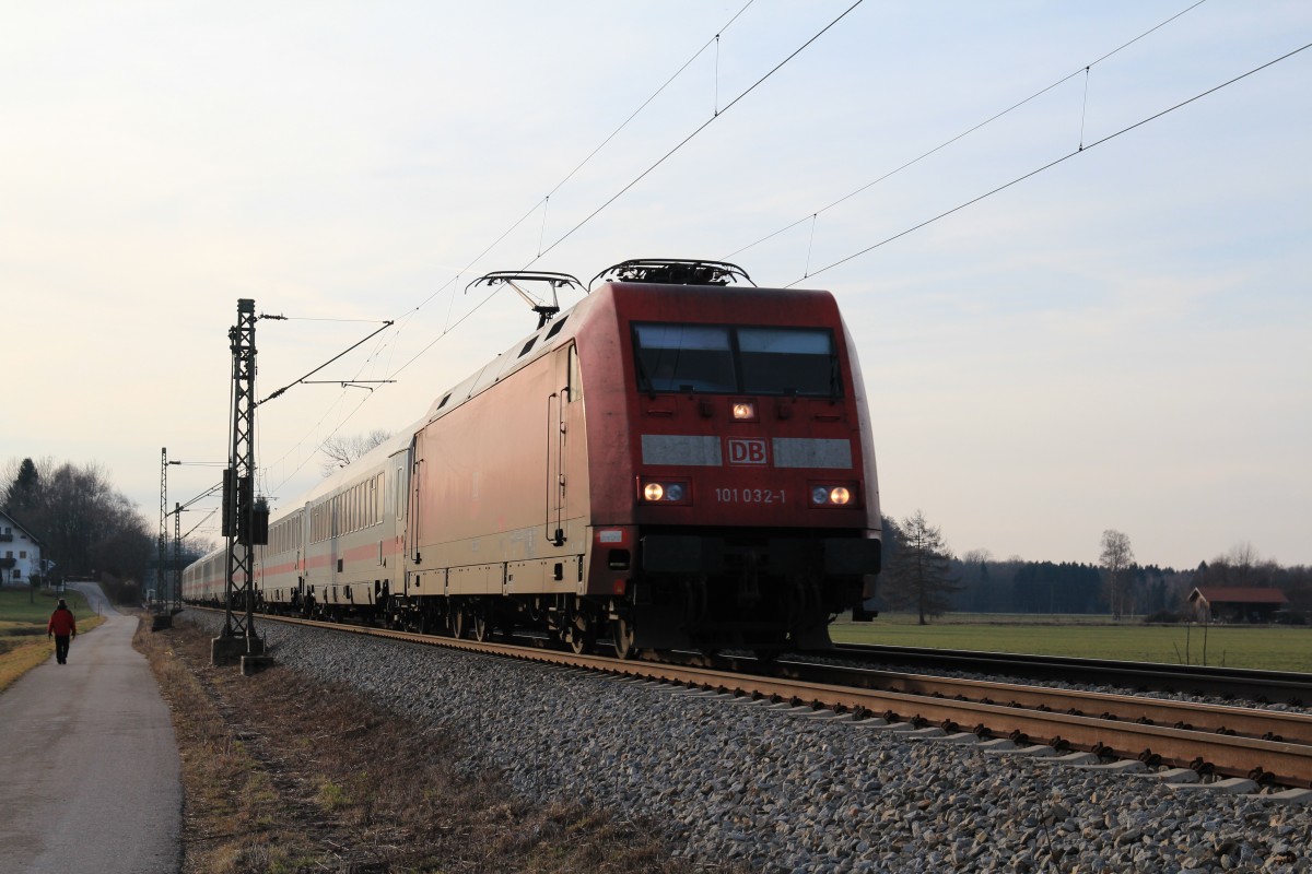 101 032-1 war am 12. Januar 2014 bei �bersee in Richtung Salzburg unterwegs.