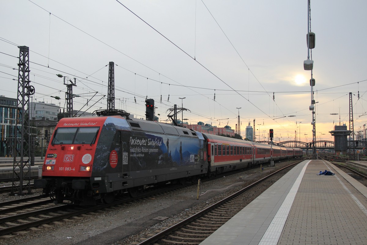 101 083-4 bei der Einfahrt in den M�nchner Hauptbahnhof am 26. August 2013.