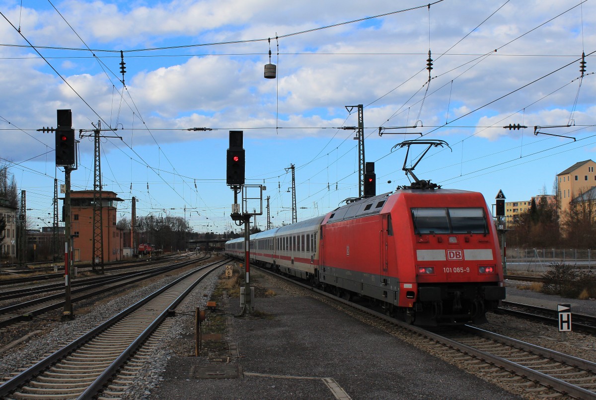 101 085-9 bei der Ausfahrt aus dem Bahnhof von Rosenheim am 3. Dezember 2012.