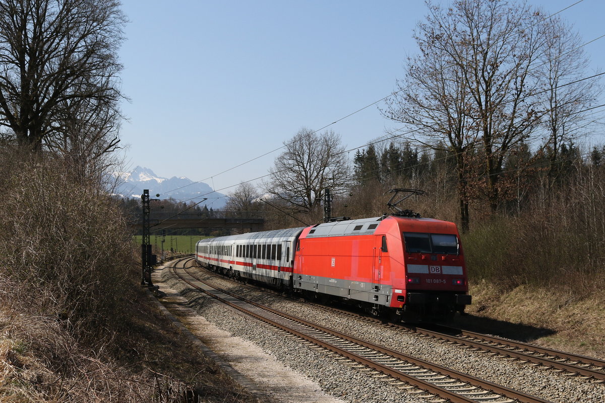 101 087 war am 2. April schiebend an einem  EC  im Einsatz, aufgenommen bei Grabenst�tt im Chiemgau.