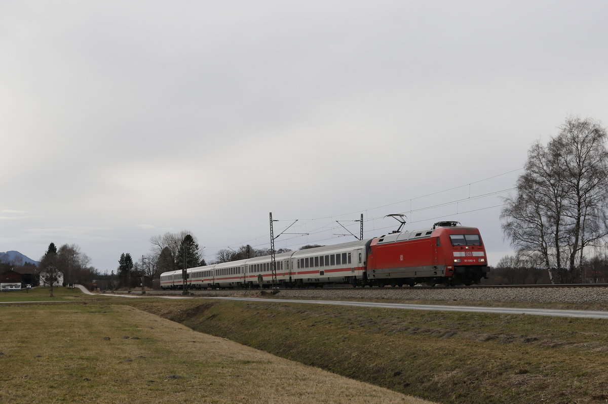 101 090-9 mit dem  IC-K�nigssee  auf dem Weg nach Freilassing. Aufgenommen am 26. Februar 2017 bei �bersee am Chiemsee.