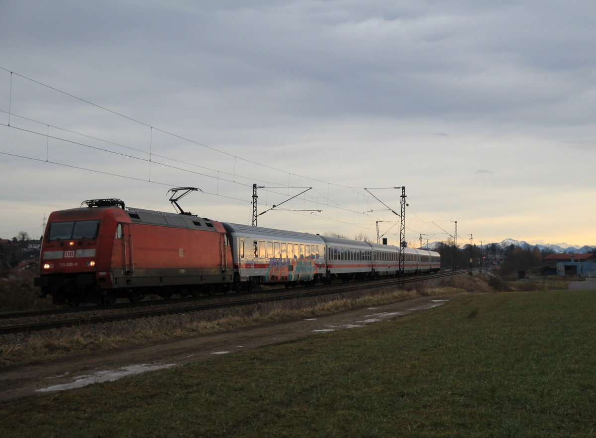 101 090-9 war am 4. Januar 2014 bei Osterm�nchen in Richtung M�nchen unterwegs.