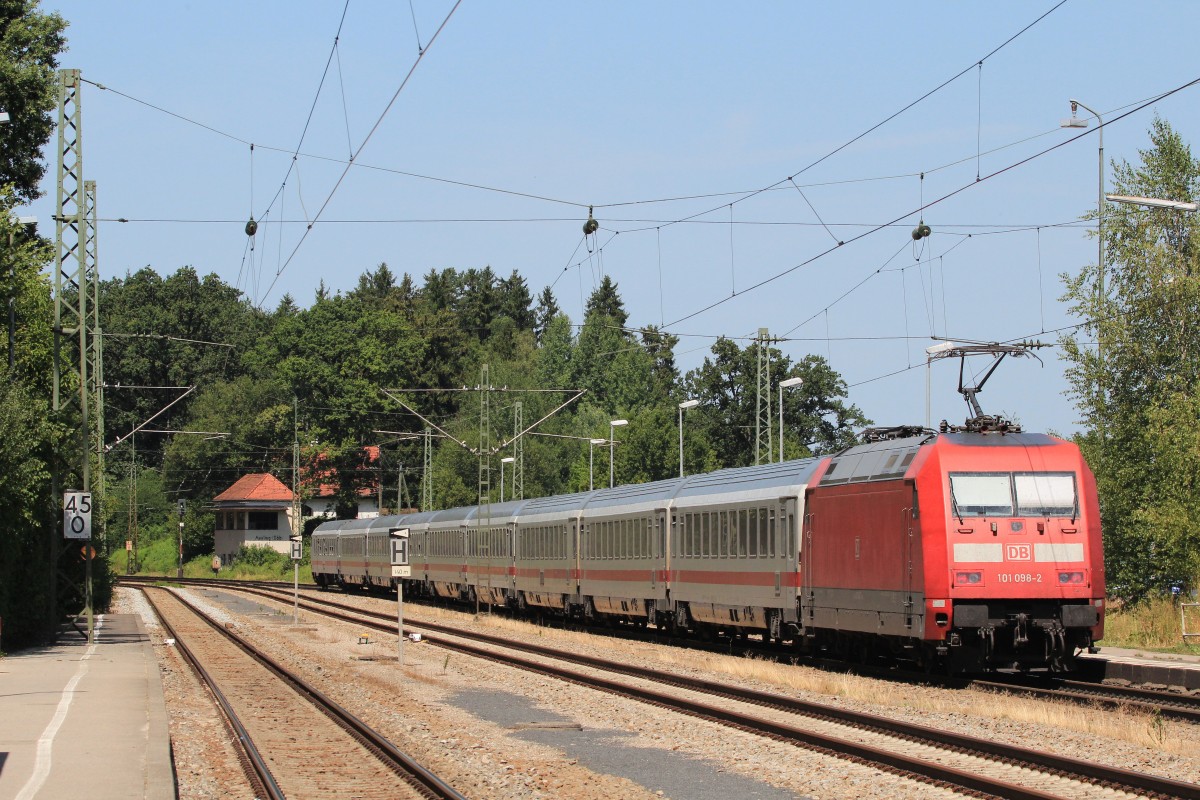 101 098-2 f�hrt soeben aus dem Bahnhof von Assling aus. Aufgenommen am 5. August 2013.