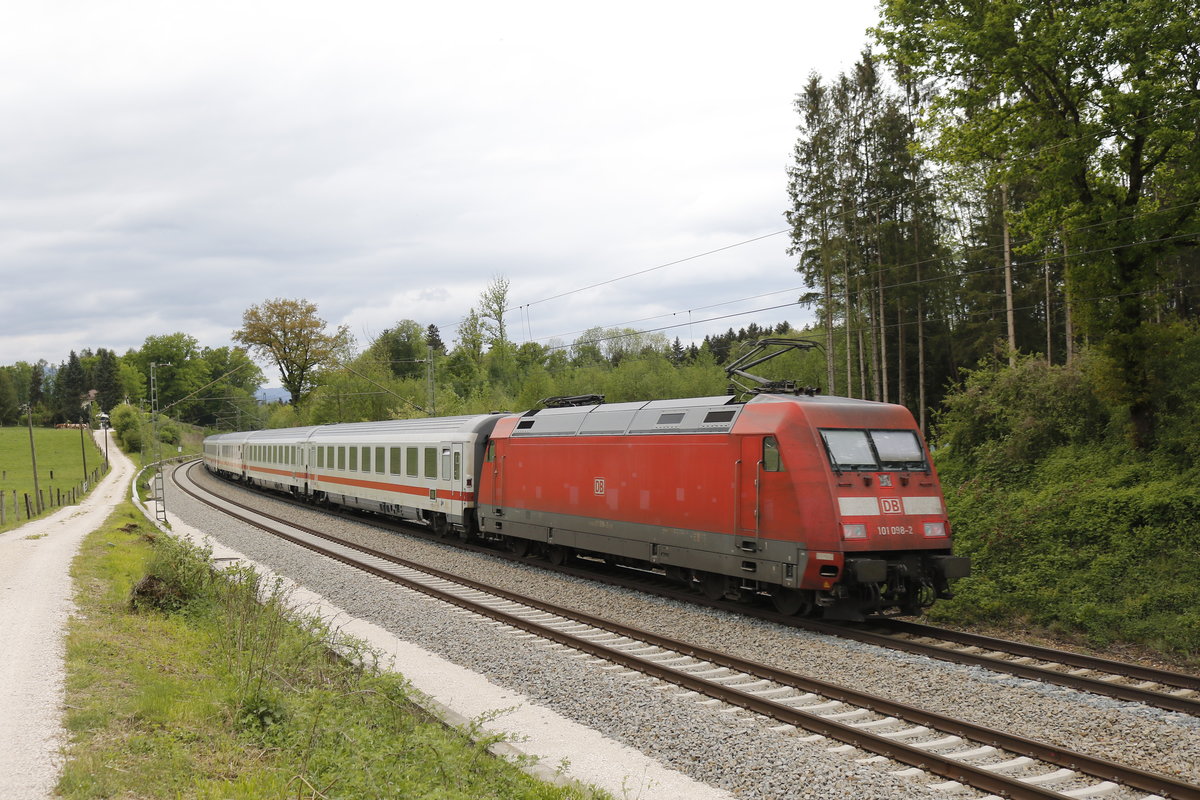 101 098 war am 1. Mai 2018 bei Grabenst�tt an einem EC schiebend im Einsatz.