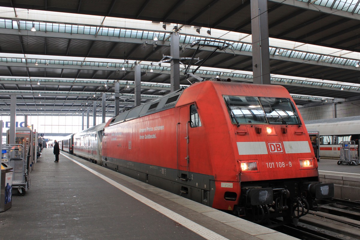 101 108-9 ist soeben in den M�nchner Hauptbahnhof eingefahren. Aufgenommen am 21. Januar 2013.