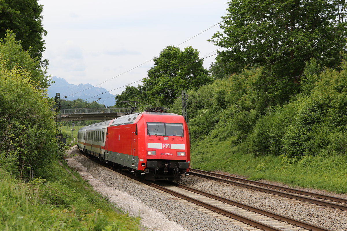 101 120 war am 22. Mai 2020 mit einem  EC  bei Grabenst�tt in Richtung Freilassing unterwegs.
