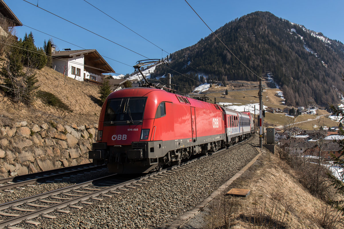 1016 003-6 war am 19. M�rz 2016 bei St. Jodok schiebend an einer  RoLa  in Richtung  Brenner  im Einsatz.
