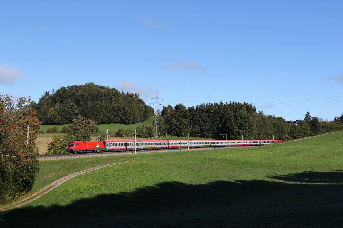 1016 006 war mit einem  EC  am 6. Oktober 2024 bei Axdorf in Richtung M�nchen unterwegs.