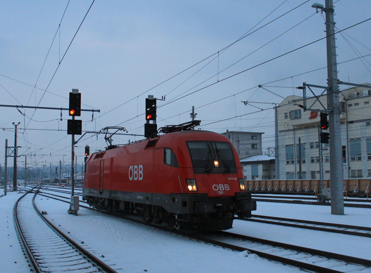 1016 018-2 auf dem Weg zum n�chsten Einsatz. Aufgenommen am 8. Dezember 2012 im Bahnhof von Salzburg.
