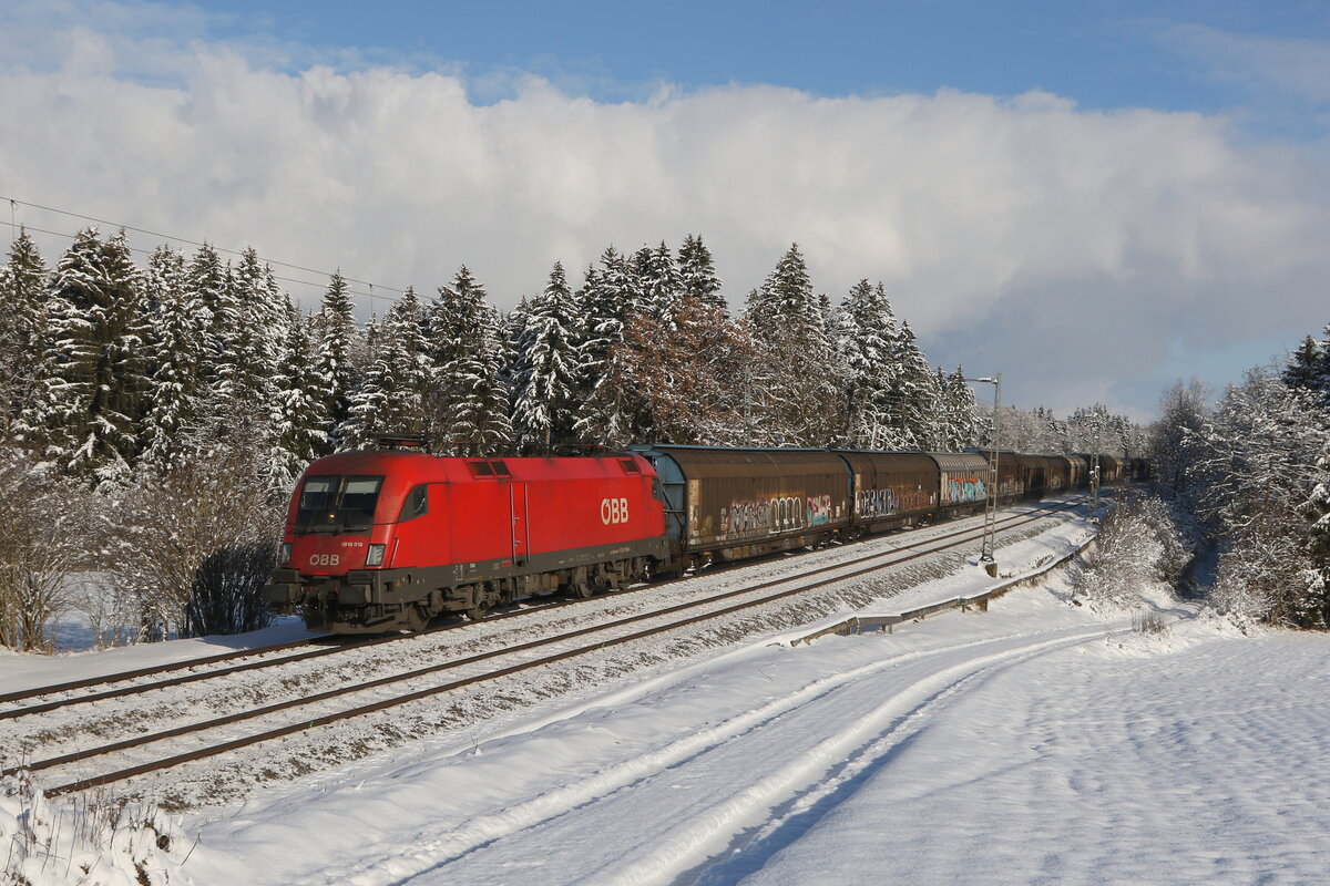 1016 018 war am 12. Dezember 2022 mit einem Schiebewandwagenzug bei Grabenst�tt im Chiemgau in Richtung M�nchen unterwegs.