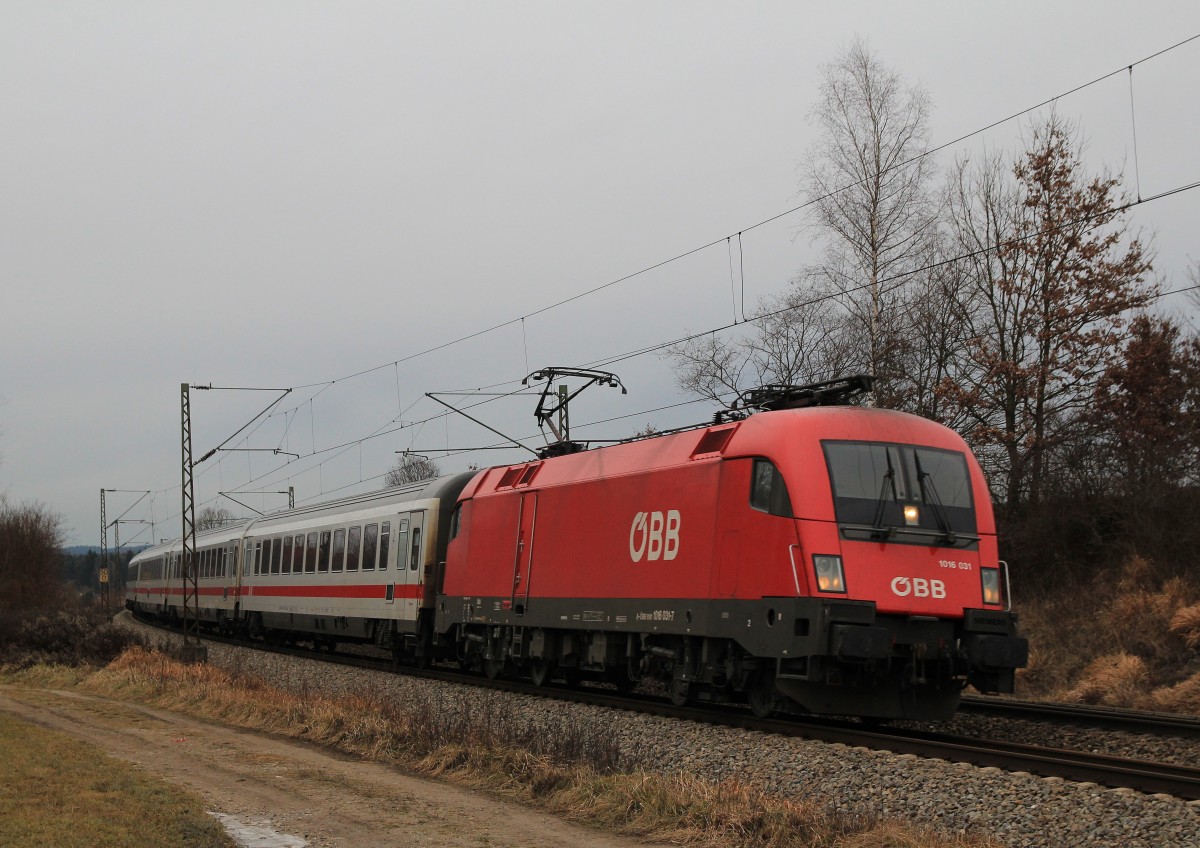 1016 031-5 aus M�nchen kommen am 4. Januar 2014 bei Osterm�nchen.