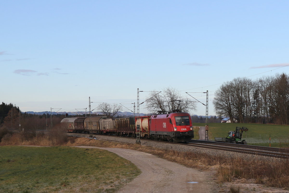 1016 034 war am 10. Januar 2020 mit einem kurzen Mischer bei Grabenst�tt in Richtung Salzburg unterwegs.
