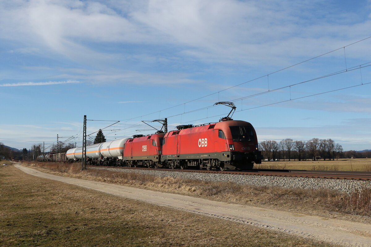 1016 043 und 1116 185 mit einem gemischten G�terzug aus M�nchen kommend am 10. Februar 2026 bei �bersee am Chiemsee.