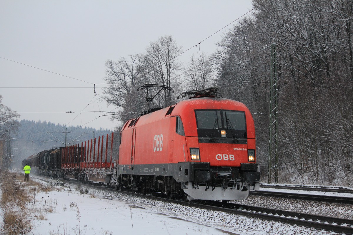 1016 048-9 am 12. Januar 2013 mit einem gemischten G�terzug im Bahnhof von Assling.