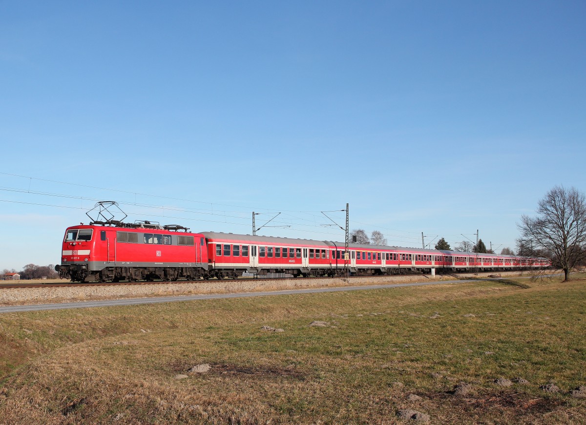 111 017-0 war als Schublok an dem Fl�chtlingszug am 27. Dezember 2015 bei �bersee eingesetzt.