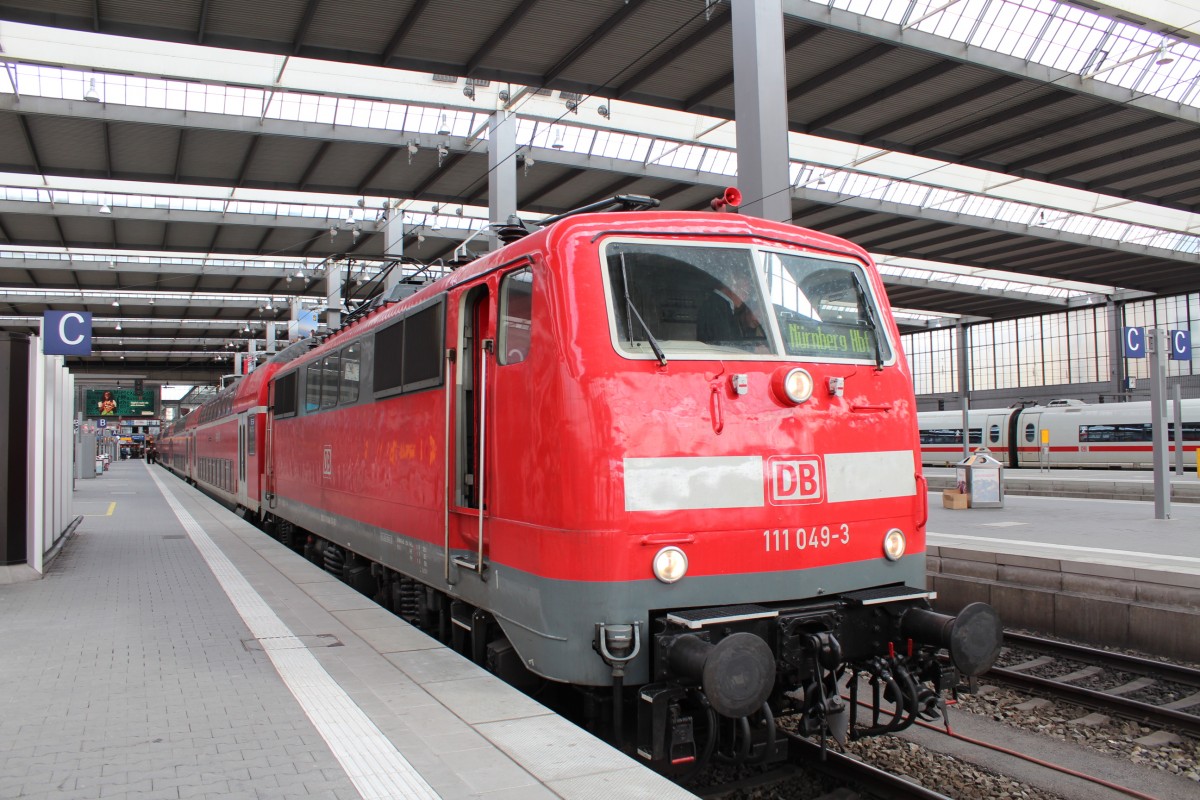 111 049-3 am 9. April 2012 im M�nchner Hauptbahnhof, kurz vor der Abfahrt nach N�rnberg.