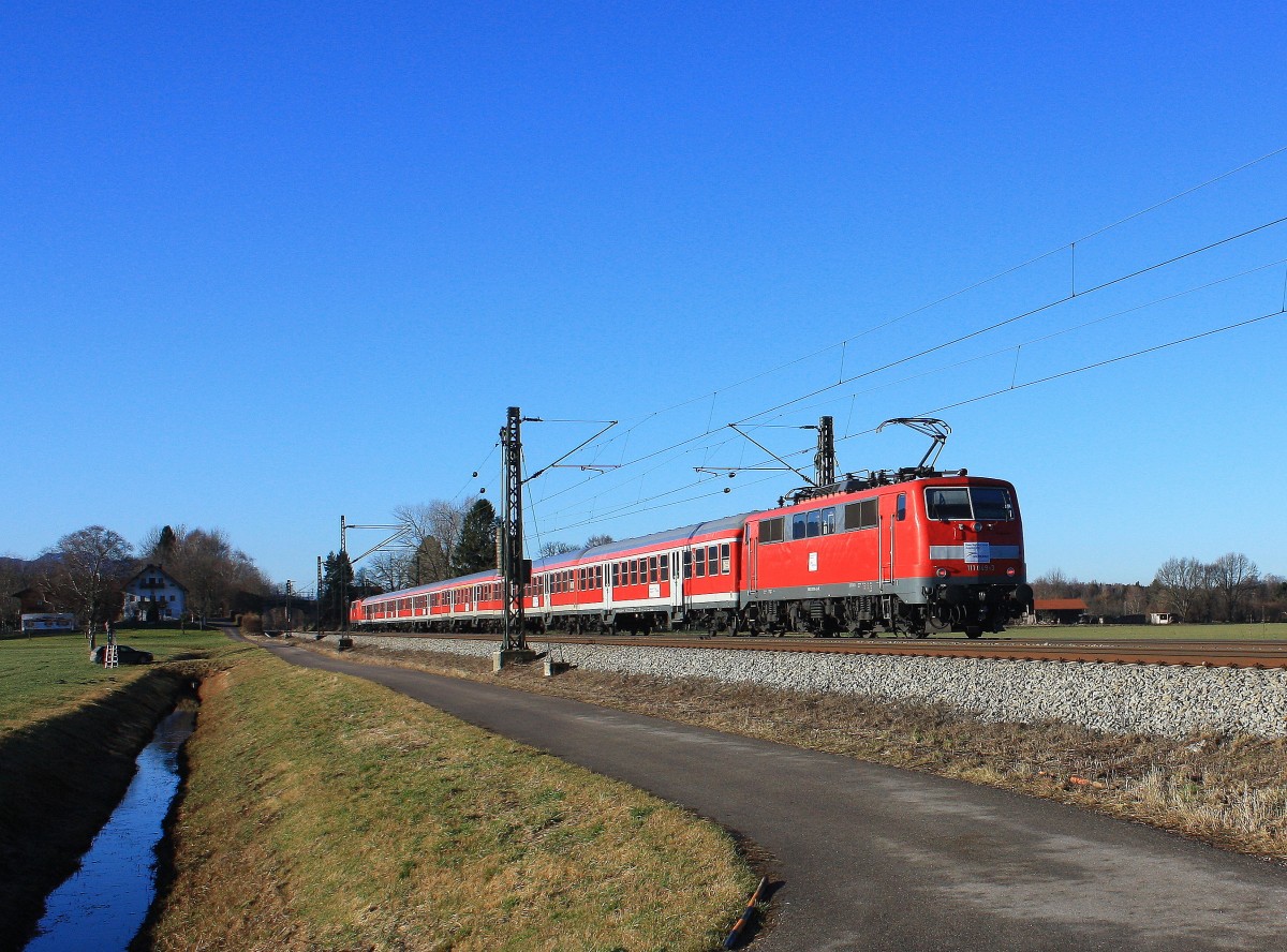 111 049-3 f�hrt am 30. Dezember 2013 durch die nicht sehr winterliche Landschaft bei �bersee am Chiemsee.