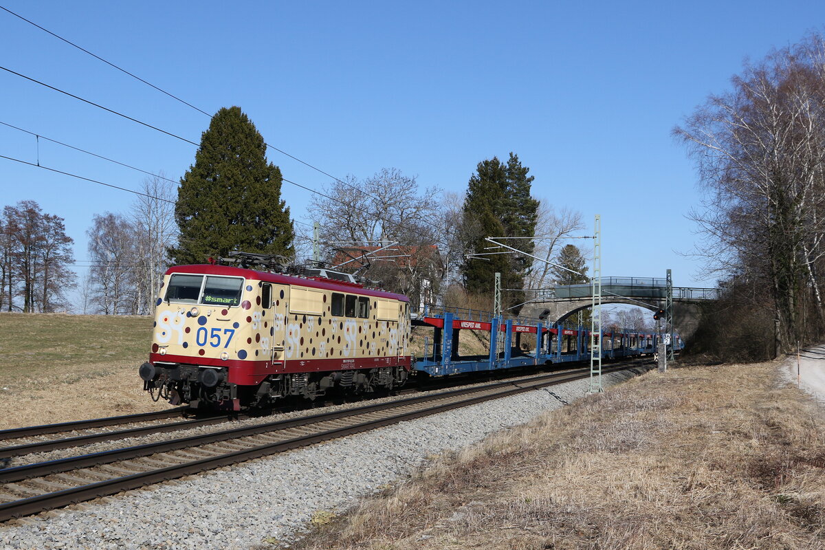 111 057 von  SMARTRAIL  mit einem leeren Autozug aus Freilassing kommend am 8. M�rz 2022 bei �bersee am Chiemsee.