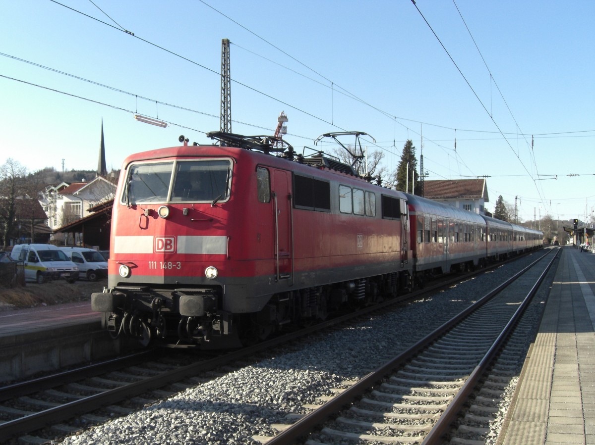 111 148-3 auf dem Weg von M�nchen nach Salzburg, beim Halt in Prien am Chiemsee.