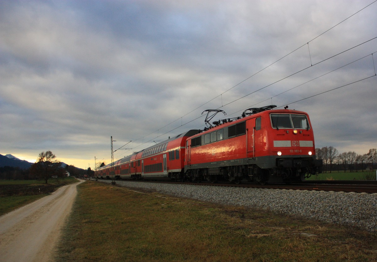 111 180-6 in der Abendd�mmerung des 14. Dezember 2013 bei �bersee am Chiemsee.
