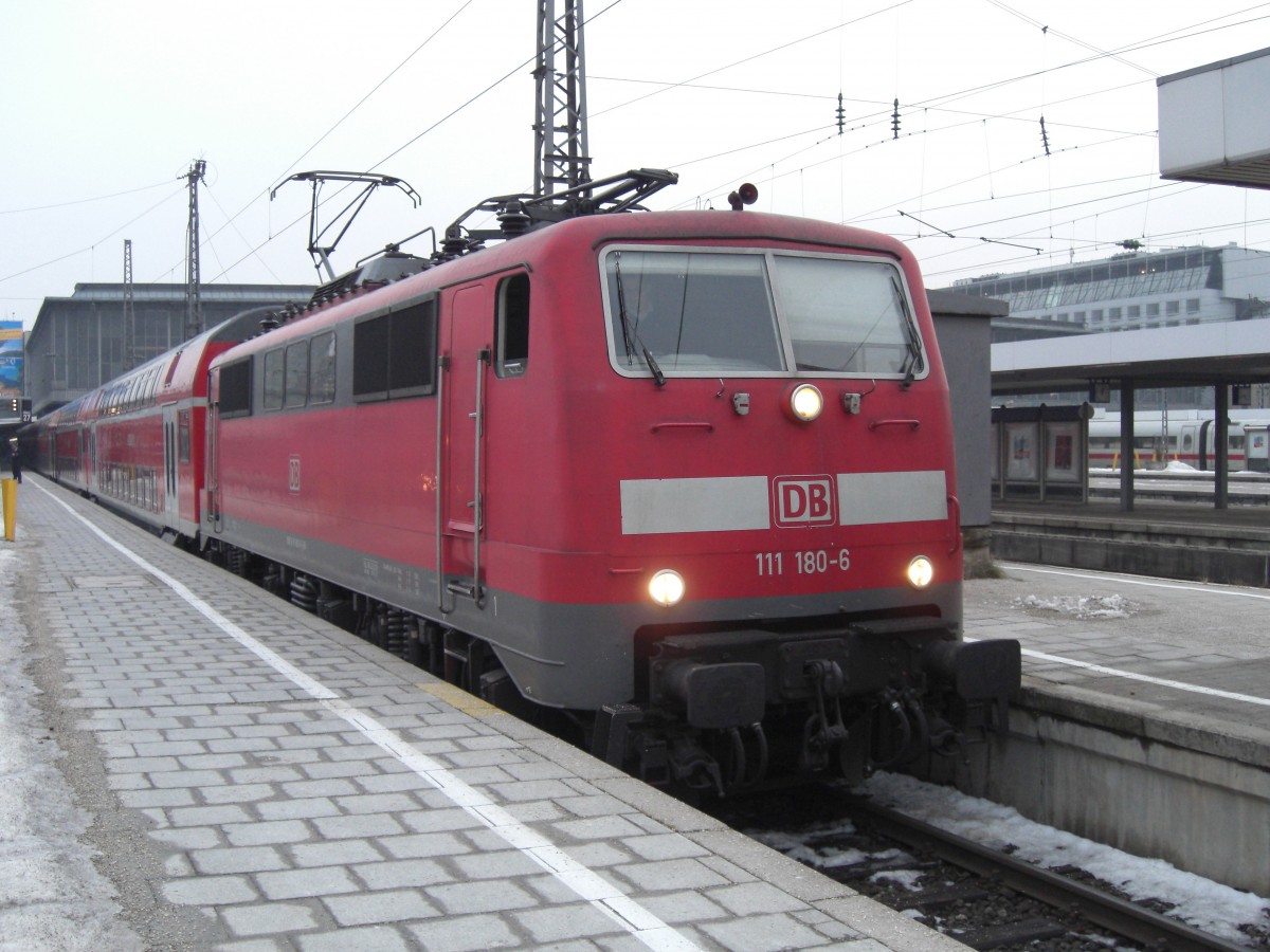 111 180-6 am 5. Januar 2007 im Aussenbereich des M�nchner Hauptbahnhofs.