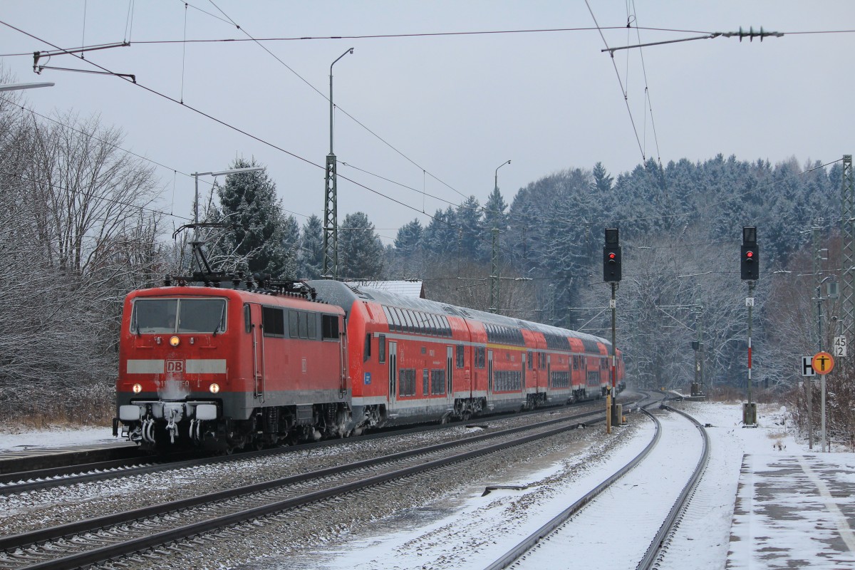 111 201-0 am 12. Januar 2013 aus M�nchen kommend, bei der Einfahrt in den Bahnhof von Assling.