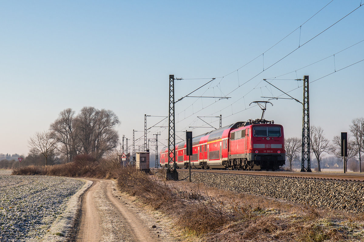111 202-8 war am 30. Dezember 2016 kurz nach Freising schiebend in Richtung M�nchen im Einsatz.