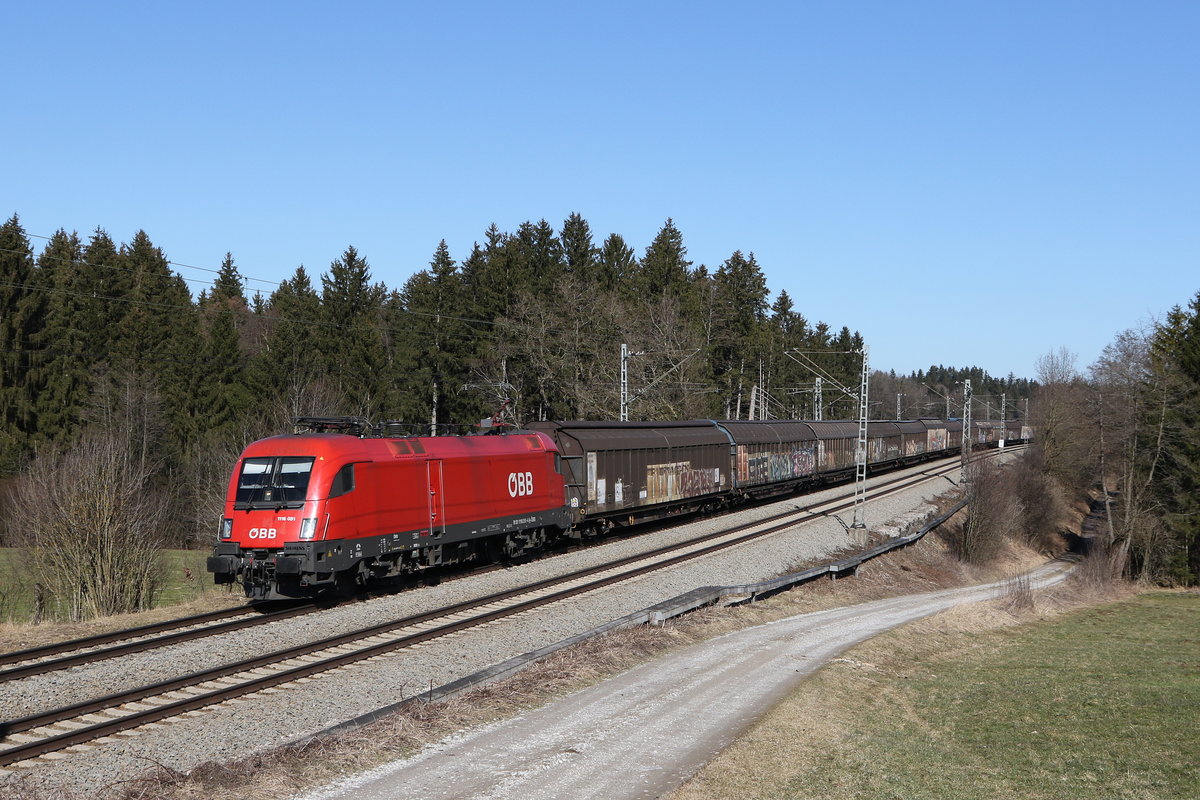 1116 051 war am 1. M�rz 2021 mit dem  Papierzug  bei Grabenst�tt in Richtung M�nchen unterwegs.