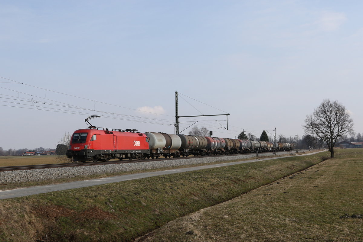 1116 053 mit einem Kesselwagenzug aus Salzburg kommend am 9. M�rz 2021 bei �bersee am Chiemsee.