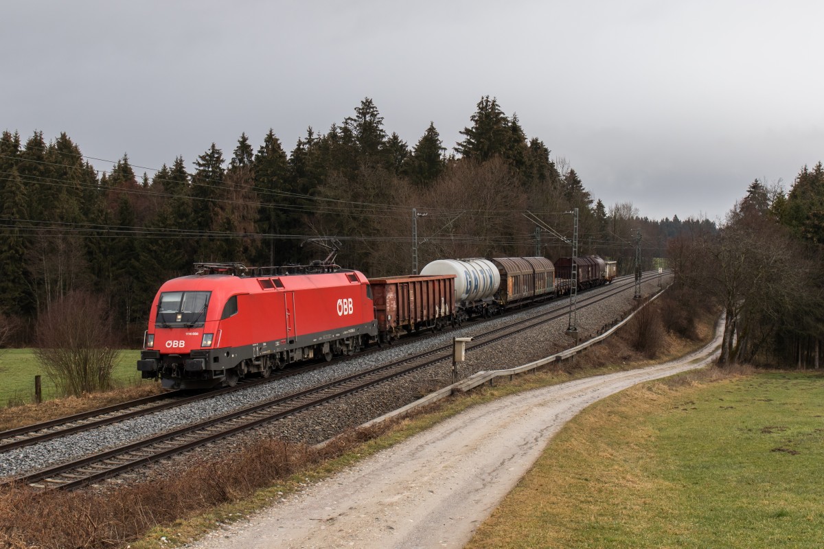 1116 056-3 mit einem kurzen gemischten G�terzug am 13. Februar 2016 bei Sossau.