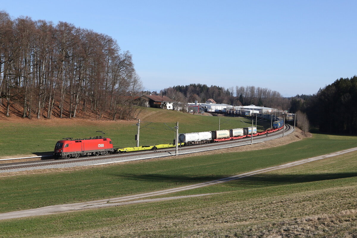 1116 060 war mit einem gemischten G�terzug am 5. Februar 2024 bei Axdorf in Richtung M�nchen unterwegs.