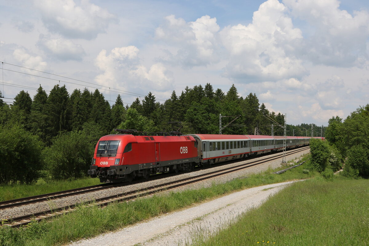 1116 065 mit einem  EC  aus Salzburg kommend am 8. Juni 2021 bei Grabenst�tt.