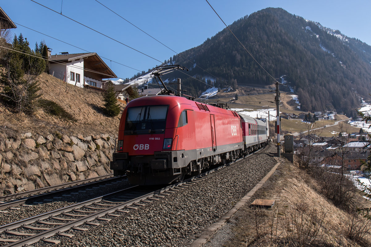1116 082-9 war ebenfalls am 19. M�rz 2016 als Schublok eingesetzt. Hier durchf�hrt sie auf dem Weg zum  Brenner  gerade den Bahnhof von St. Jodok.